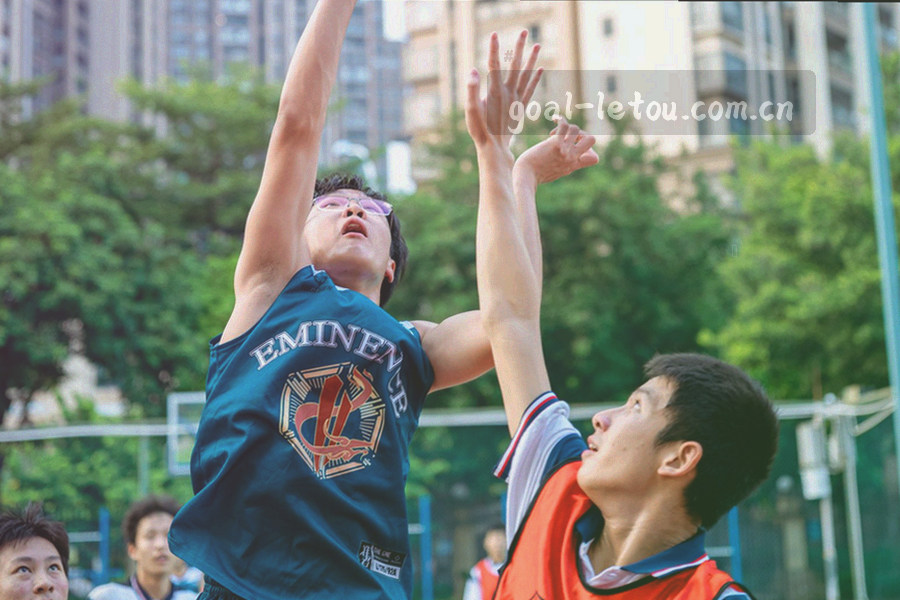 认证编号与生产工艺代号一一对应的比对示意图，左侧列出编号与代号成对关系，右侧用降饱和色块标出两种常见错配组合